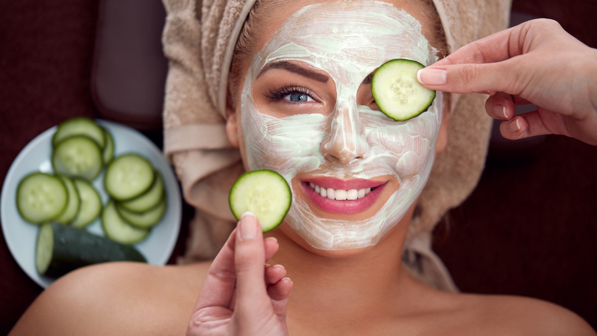 facials_woman_mask_cucumber_smiling_sh_474730186