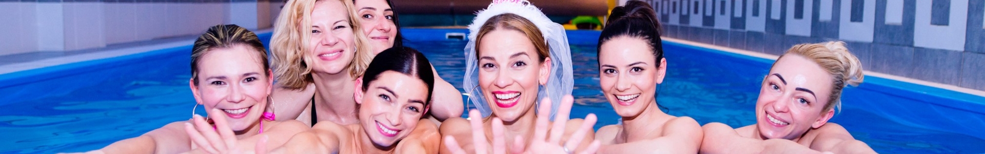 girlfriends_swimming pool_bridal_bride_bachelorette_hen party_123_58035513_xxl
