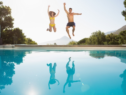 happy_couple_jumping_head_ into_ water_123_30975675_xxl
