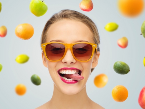 smiling young woman_sunglasses_fun_fruits in the background_123_50781435_xxl