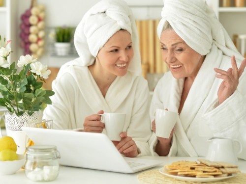 mother and daughter_elderly_laptop_bonding time_123_82153988_xxl (1)