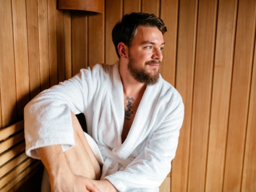 wellness_spa_sauna_relax_man_sh_419135143