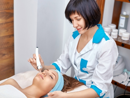 antiaging_woman_face_beautician_facelift_sh_376547023